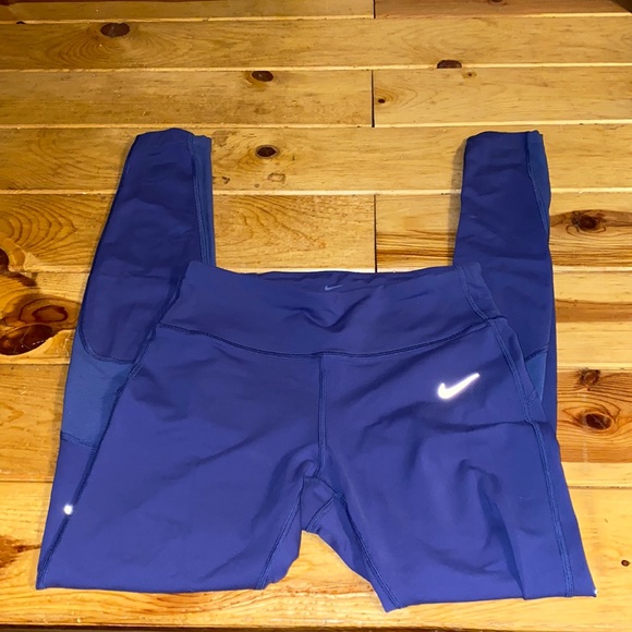 Nike dry fit purple leggings, zipper pocket in the back, mesh breathing patches - Picture 1 of 3